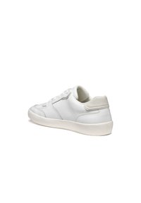 Sneaker bianco in pelle con finitura testurizzata, punta arrotondata e design minimalista. Presenta cuciture tono su tono e una suola in gomma resistente.