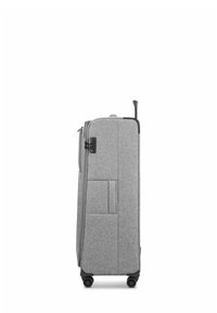 Valigia verticale in tessuto grigio con quattro ruote, manico telescopico estensibile e lucchetto a combinazione integrato sul lato.