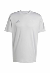 Lys grå kortærmet t-shirt lavet af glat stof. Har Adidas-striber og Mercedes-logo i diskrete sølvdetaljer. Rund hals-design.
