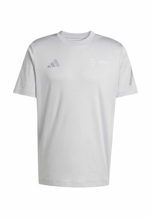 Svetle šedé tričko s krátkým rukávem vyrobené z hladkého materiálu. Obsahuje pruhy Adidas a logo Mercedes s jemnými stříbrnými akcenty. Kulatý výstřih.