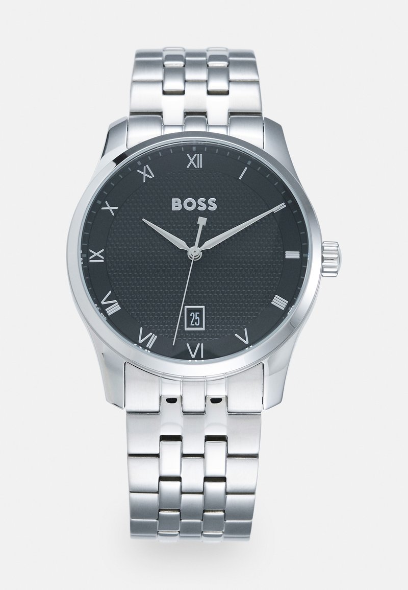 Montre en acier inoxydable argenté avec un cadran noir texturé, des repères en chiffres romains, un affichage de la date et un bracelet en métal sécurisé.