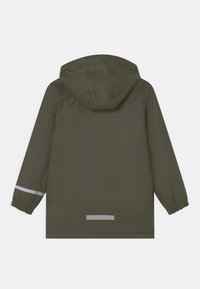 Giacca impermeabile verde oliva con cappuccio, polsini elasticizzati e dettagli riflettenti sulle maniche e sulla schiena per una maggiore visibilità. Design semplice e funzionale.