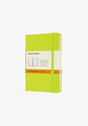 Quaderno a copertina rigida verde, con elastico, dotato di un'etichetta con dettagli del prodotto. Superficie liscia e angoli arrotondati.