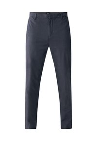 Ciemnoszare, slim-fit męskie spodnie z paskiem, z zamkiem błyskawicznym z przodu i płaskim przodem, wyeksponowane na białym tle.
