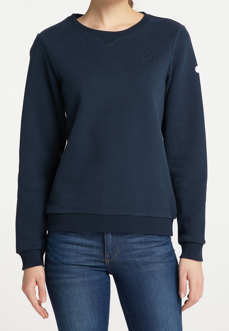 Sudadera de color azul marino hecha de algodón con un cuello, puños y dobladillo acanalados. Presenta un logo de ancla bordado en el pecho.