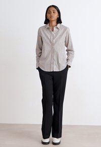 GANT STRIPED - Camicia - braun weiß