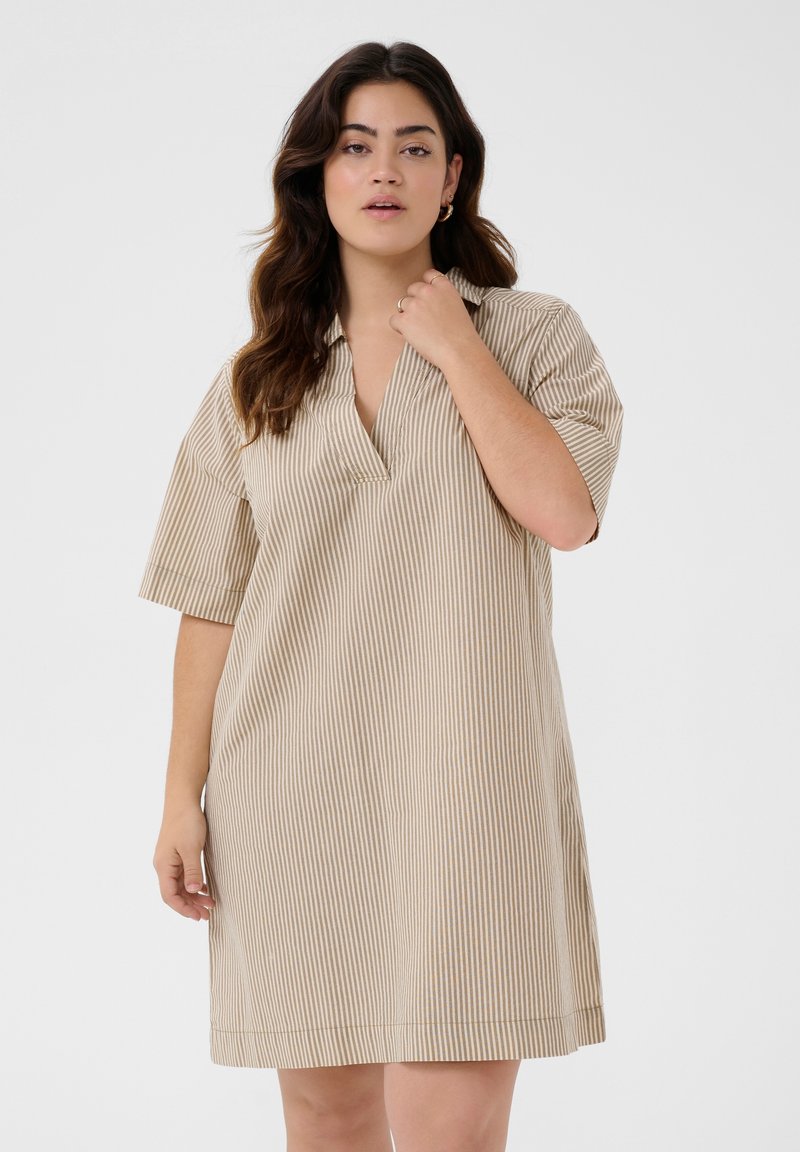 Abito corto a maniche corte a righe beige con scollatura a V, vestibilità rilassata e tessuto leggermente strutturato. Arriva sopra il ginocchio con orli puliti.
