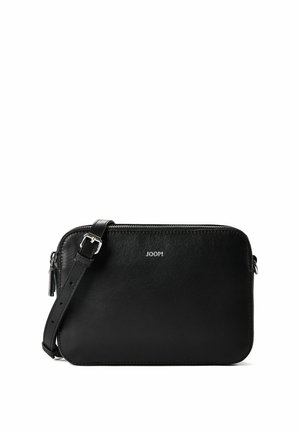 Sort rektangulær læder crossbody taske med justerbar rem og sølv lynlås, med lille præget mærkenavn foran.