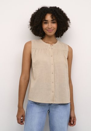 Beige ärmellose Bluse mit Rundhalsausschnitt, Knopfvorderseite und gerafftem Detail an den Schultern. Leichter Stoff mit einer leicht strukturierten Oberfläche.