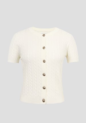 Cardigan blanc à manches courtes en maille torsadée avec six boutons ronds sur le devant et un col rond, sur un fond uni.