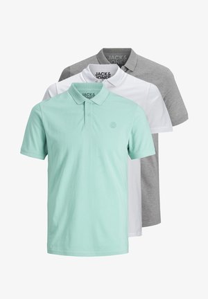 Trois polos à manches courtes en vert menthe, blanc et gris. Fabriqués en coton avec un col classique et des boutons, dotés d'étiquettes de cou de marque.