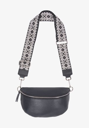 Sac bandoulière en cuir noir avec une surface texturée, forme arrondie et fermeture éclair argentée. Équipé d'une bandoulière ajustable à motif.