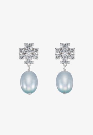 Silberohrringe mit einem dekorativen Cluster aus klaren Steinen, die eine große, ovale, schillernde blaue Perle abpendeln.