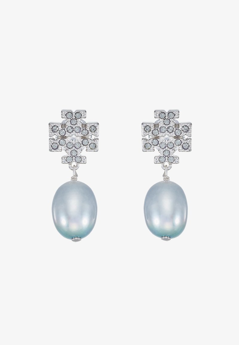 Ασημένια σκουλαρίκια με διακοσμητικό σύμπλεγμα από διαφανείς πέτρες, που κρέμονται από ένα μεγάλο οβάλ ιριδίζον μπλε μαργαρίτη.