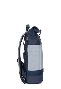 Zaino a roll-top in blu navy e grigio chiaro, realizzato in materiale impermeabile. Dotato di spallacci imbottiti regolabili e una tasca laterale.