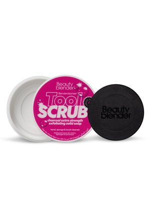 Ronde zwarte Beauty Blender Tool Scrub actieve kool vaste zeep met open witte verpakking en roze etiket met productdetails.