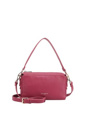 Rechthoekige roze leren handtas met afneembare lange band en korte handgreep, metalen details in goudkleur en een Paul Costelloe London-logo.