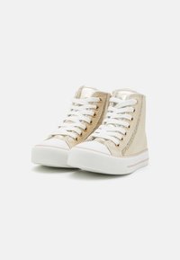 Höga sneakers i metalliskt guld med vita snören, solid vit gummisula och guldöglor. Texturerad sidopanel med detaljer.