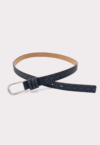 Donkerblauwe leren riem met een MK-patroon, een zilveren metalen gesp en een gladde textuur. Het ontwerp omvat een gestikte houder.