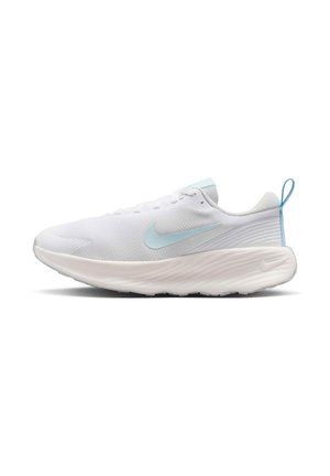 Zapatilla deportiva blanca con parte superior texturizada, acentos en azul claro y suela estriada. Presenta una puntera redondeada y un tirador en el talón.