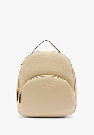 Cremfarbener Kunstleder-Rucksack mit runder Form und einer vorderen Reißverschlusstasche, auf der der Markenname "LIUJO" geprägt ist.
