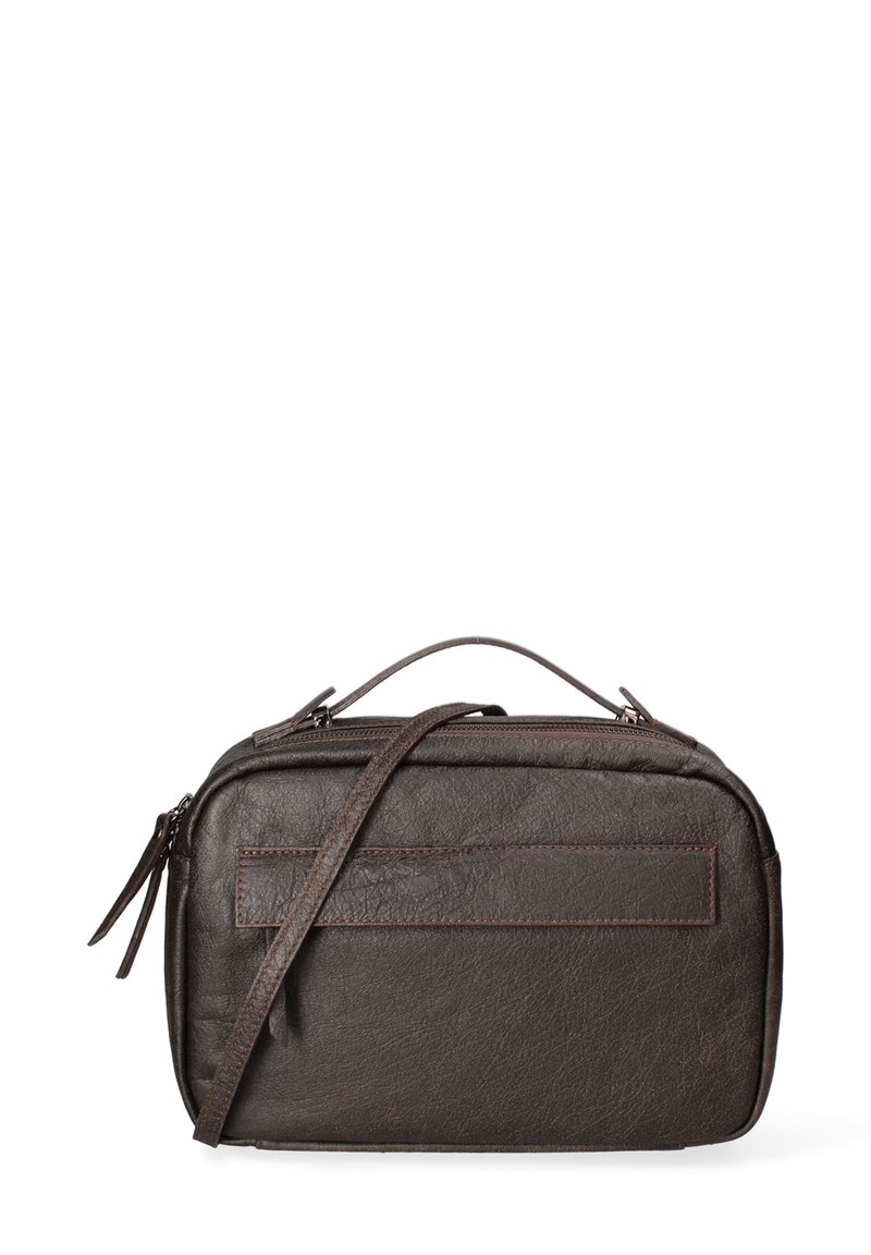 Borsa a tracolla in pelle marrone con chiusura a zip, forma rettangolare, superficie testurizzata e tasca anteriore. Include un manico corto e una tracolla regolabile.