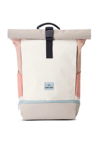 Batoh v bílé, růžové a béžové barvě s designem na zavírání srolováním; má modrý akcentní pás a přední logo nášivku. Vyroben z odolné látky.