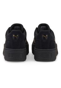 Sneaker nere con tomaia in suede testurizzato e mesh, dotate di suola in gomma spessa, accenti del logo Puma dorato e collo imbottito per il comfort.