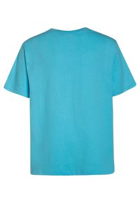 T-shirt de algodón azul con cuello redondo y mangas cortas. La parte de atrás es lisa, cuenta con un corte recto y una textura suave.