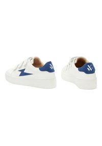 Sneakers bianchi in pelle con tallone in suede blu e design a fulmine. Presentano lacci piatti e una suola in gomma testurizzata.