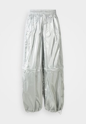 Pantalons cargo légers argentés avec une texture brillante, taille élastique, poignets froncés et deux grandes poches avant.