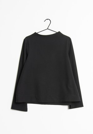 Schwarzes langärmeliges Hemd hängt auf einem schwarzen Drahtbügel vor weißem Hintergrund, Rückansicht.