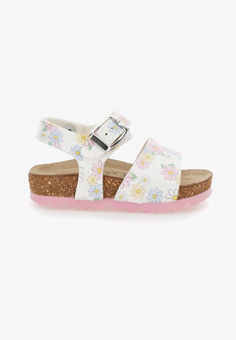 Sandal à motif floral avec des brides synthétiques blanches, une boucle en argent, une semelle en liège et une semelle en caoutchouc rose ; dispose d'une bride de cheville réglable.