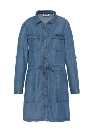 Abito in denim con maniche lunghe, apertura con bottoni davanti, due tasche sul petto, vita cinchata con cordino, e di colore azzurro chiaro.