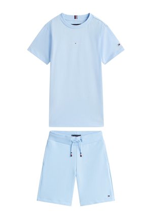 T-shirt azzurro chiaro a maniche corte e pantaloncini con coulisse abbinati, con piccoli loghi del marchio sul petto, sulla manica e sulla gamba.