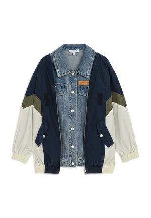Chaqueta híbrida de denim y nailon con un frente de denim azul, mangas azul marino y acentos crema, que cuenta con cierre de cremallera y dos bolsillos laterales.
