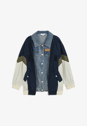 Veste hybride en denim et nylon avec un devant en denim bleu, des manches bleu marine et des accents crème, dotée d'une fermeture éclair et de deux poches latérales.