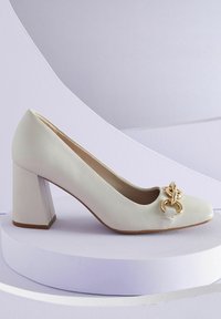 Next FOREVER COMFORT WITH MOTIONFLEX HARDWARE TRIM SQUARE TOE COURT - Klassieke pumps - bone