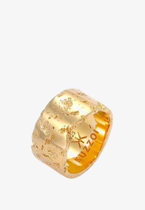 Goldener Ring mit einer strukturierten, unebenen Oberfläche und organischen Mustern. Innen mit "kuzzoi" und einer numerischen Angabe graviert.