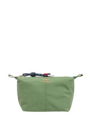 Bolsa rectangular verde claro con una costura central, logotipo dorado "BIMBA Y LOLA" y tirador de cremallera azul marino con detalles en rojo y blanco.