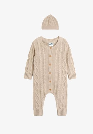 Beiger gestrickter Baby-Strampler mit Zopfmustern und Holzknöpfen, kombiniert mit einer passenden gestrickten Mütze.