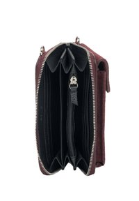 Portfel z bordowego zamszu z srebrnym suwakiem, czarnym skórzanym wnętrzem, wieloma przegródkami na karty oraz zapinanym na zamek przegrodą na monety.