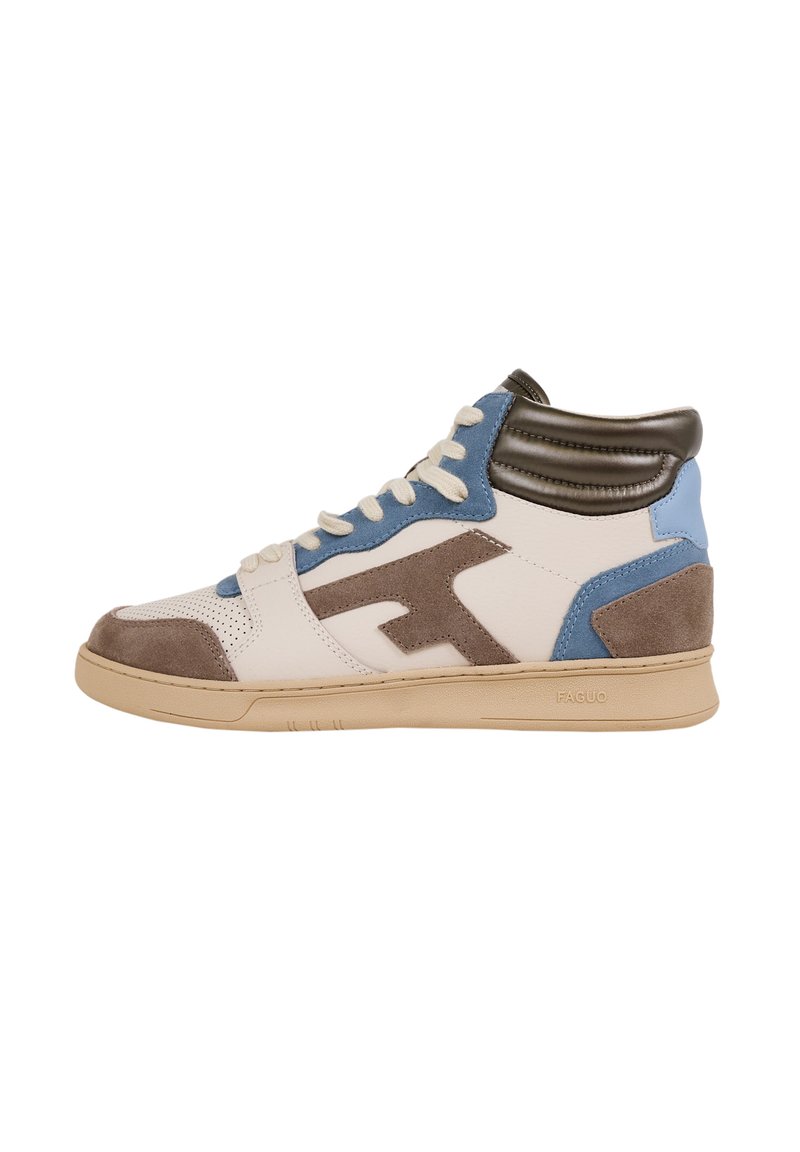 Hoge sneakers met wit leer, bruine suède en blauwe accenten. Beschikt over een gestructureerde panelen en een tan rubberen zool. Vetersluiting.