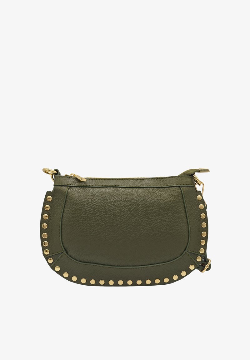 Sac crossbody en cuir vert avec des accents en clous dorés le long du bord et une fermeture zippée. Texture lisse et forme arrondie.