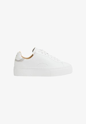 Hvid lav-sko sneaker med tyk gummisål, hvide snørebånd, lille perforeret detalje på siden og beige inderfor.