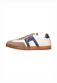 Zapatillas de piel blanca con detalles de ante gris, rayas laterales en navy, cordones redondos marrones y suela de goma.