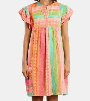 Robe femme longueur genou avec manches courtes à volants, rayures verticales dans des motifs géométriques roses, orange, vert, bleu et jaune.