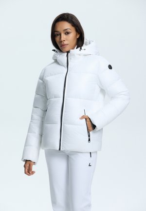 Doudoune blanche avec capuche, dotée d'une fermeture éclair noire, de poignets élastiques et de poches latérales. Le matériau semble brillant et isolant.