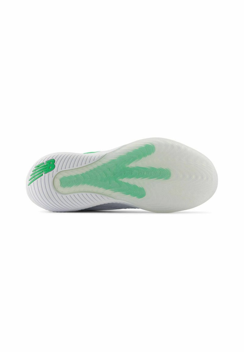 Semelle d'une chaussure New Balance, avec une base blanche et des accents verts. Le motif de la semelle est visible, mettant en valeur le design de la traction.