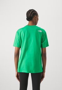 The North Face ESSENTIAL OVERSIZE T SHIRT - T-shirt print - optic emerald